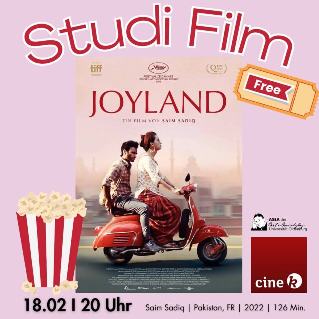 Studi-Film ‚Joyland’ im Cine-K 🍿 kostenlos mit dem Kulturticket!

Mit JOYLAND gibt Regisseur Saim Sadiq sein Spielfilmdebüt und erzählt eine vielschichtige, explosive Liebesgeschichte, in der es um Tradition, Familie und die eigene Freiheit geht.
„Es ist die Ent-Romantifizierung einer Coming of Age-Geschichte und eine Hommage an alle Frauen, Männer und Transmenschen, die unter dem Patriarchat leiden. Außerdem feiert der Film die Sehnsucht, die unglaubliche Verbundenheit und ewige Liebe schafft. Letztendlich ist es eine herzzerreißende Liebeserklärung an mein Heimatland.“ (Saim Sadiq)

🗓️ Dienstag, 18.02.25
⏰ 20:00 Uhr
🎟️ kostenlos für Studis der Uni Oldenburg (bitte vorab reservieren unter https://kinotickets.express/oldenburg_cinek/sale/seats/14978

Sprachen: Deutsch, Urdu und Panjabi mit dt. UT
Regie: Saim Sadiq
FSK: 12