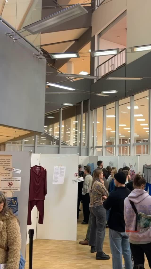 Die Ausstellung „was ich anhatte“ @wasichanhatte ist noch bis Sonntag (02.02.25) täglich von 10:00-18:00 Uhr im Foyer der Universitätsbibliothek am Campus Haarentor zu sehen

! content note / triggerwarning !  In der Ausstellung wird sexualiserte Gewalt thematisiert. Info & Beratungsmaterial befindet sich vor Ort.
Es gibt diese Woche auch noch Rundgänge mit Begleitung von FLINTA Personen aus dem FemRef @femref_ol , die dann als Awareness-Ansprechpersonen für euch da sind:

- Mittwoch 29.01. um 10:00 Uhr und
- Freitag 31.01. um 15:00 Uhr 
Treffpunkt jeweils vor der Ausstellung

Außerdem diese Woche: 
Dienstag 28.01. (16:00 Uhr): Vortrag „Ich will kein Geld und auch keine Entschuldigung“ über Sexualdelikte im Täter-Opfer-Ausgleich und Tätertraining von Hilke Kenkel-Schwartz (OLIP / Konfliktschlichtung)

Donnerstag 30.01. (13:00 Uhr): Q&A mit Wildwasser @wildwasser.oldenburg . Fachberaterin Lena von Wildwasser Oldenburg steht auch in der Zeit für alle Fragen rund um das Thema zur Verfügung.

Ein großes Dankeschön für die Unterstützung in Gestaltung und Umsetzung an die Fachschaft Museum und Ausstellung

Gefördert durch
@mach_werk @stadt.oldenburg 
@praeventionsrat_oldenburg 
@femref_ol 
@berefuniol 
Universitätsgesellschaft Oldenburg
Bibliotheks- und Informationssystem Universität Oldenburg
Autonomes Frauenhaus Oldenburg
conTakt Beratungsstelle Universität Oldenburg
@wildwasser.oldenburg 
Oldenburger Interventionsprojekt OLIP
Konfliktschlichtung e.V. 

#wasichanhatte #unioldenburg