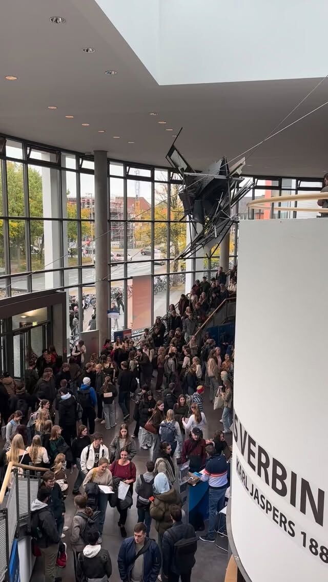 Hallo & Welcome liebe Erstis ✌️

Wir haben heute schon einige neue Gesichter bei der Eröffnungsfeier & an den Infoständen gesehen und hoffen ihr kommt alle gut in einen neuen Lebensabschnitt -> Studium 🤓🥳📚
Da heute noch einigen Nachfragen bzgl. der Tickets zur Mensa Party gekommen sind: Keine Sorge, morgen (Dienstag) wird es noch genug Tickets geben. Auch Mittwoch werden wir die restlichen Tickets verkaufen (solange der Vorrat reicht). 

Ticket VVK im Mensa Foyer Haarentor: 11:30 - 14:30 Uhr
Ticket VVK Mensa Wechloy: 11:30 - 14:00 Uhr 

⚠️ 8€ cash only (Ticket-VVK & auf der Mensa Party)
ℹ️ Am Campus Haarentor befindet sich ein Geldautomat im Uhlhornsweg gegenüber von A14